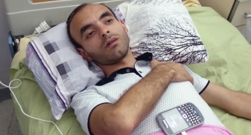 Rasim Aliev at the hospital. Screenshot of the interview with the journalist, Youtube.com/watch?t=10&amp;v=wigU5a7vRHM