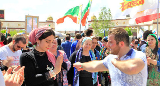 Young people are dancing lezghinka. Photo by Magomed Magomedov for "Caucasian Knot"