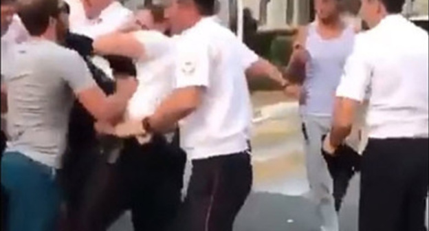 The detention of a young man dancing lezginka in Gelendzhik. Photo: screenshot of a video https://www.youtube.com/watch?v=ccUY6Y0GBao