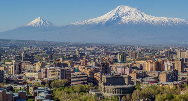 Yerevan and Ararat Mountain. Photo: Serouj Ourishian https://ru.wikipedia.org/