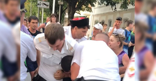 Police detain a young man dancing lezginka in Gelendzhik. Photo: screenshot of a video https://www.youtube.com/watch?v=ccUY6Y0GBao