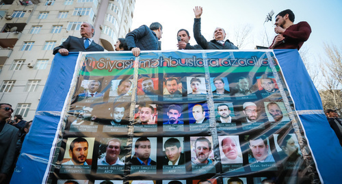 Participant of Baku protest action holds portraits of political prisoners, April 2017. Photo by Aziz Karimov for the Caucasian Knot.