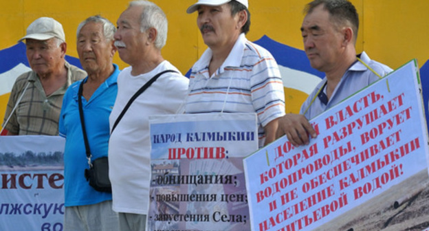 Rally in Elista demanding to solve problem with shortage of drinking water, August 15, 2017. Photo by Aslan Nikolaev for the Caucasian Knot. 