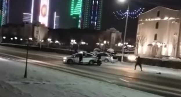 Policeman takes part in shooting with militants in the centre of Grozny, December 17, 2016. Screenshot of video taken by eyewitness, YouTube