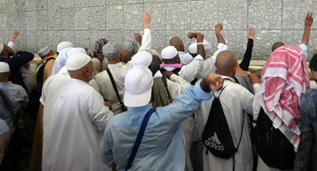 Pilgrims in the Jamaraat building during the ritual of throwing pebbles at the walls. Photo © Sputnik / Mikhail Voskresensky