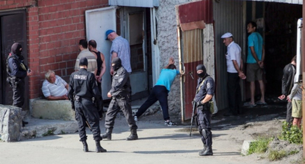 OMON (riot police) fighters in the Georgian national centre "Zolotoe Runo" in the Central District of Chelyabinsk. Photo https://lentachel.ru/news/2017/08/25/omon-prishel-v-gruzinskiy-tsentr-ne-dlya-togo-chtoby-poobedat.html