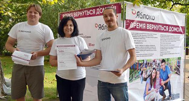 Activists of the “Yabloko” Party Alexei Chelmakin, Irene Ilyenkova and Pavel Lisichkin. Photo by Svetlana Kravchenko for the Caucasian Knot. 