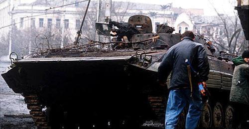 Russian infantry fighting vehicle destroyed in Grozny, January 1995. Photo: Mikhail Evstafiev, https://ru.wikipedia.org