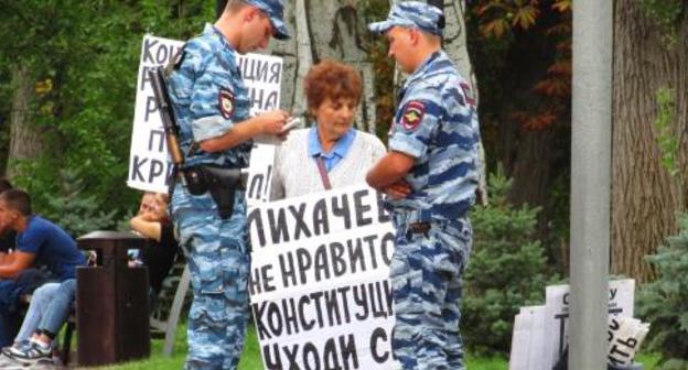 Policemen questionsolo picketer Galina Tikhenko. Photo by Vyacheslav Yaschenko for the Caucasian Knot. 