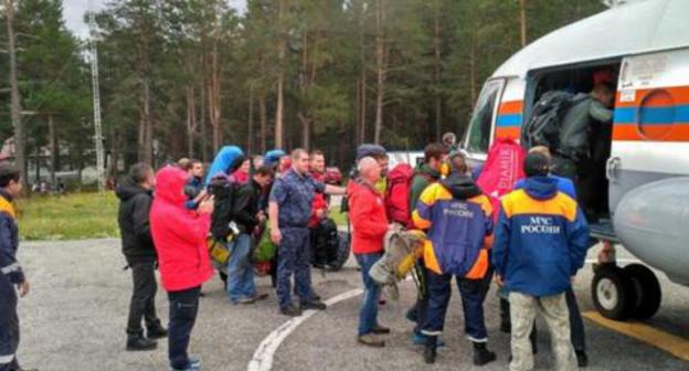 Evacuation of tourists from the mountainous zone of Mount Elbrus. Photo: Ministry of Emergency Situations of Russia