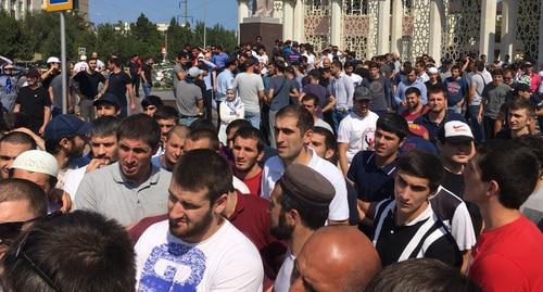 The participants of the rally in Makhachkala. Photo: https://chernovik.net/content/lenta-novostey/shestvie-v-podderzhku-musulman-myanmy-prodolzhaetsya-v-mahachkale
