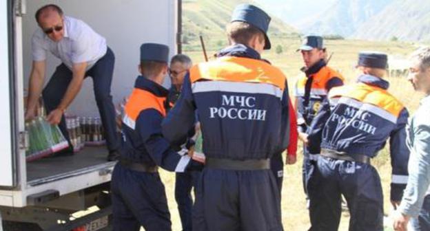 Delivery of the foodstuff to Elbrus area. Photo by the Russian Ministry for Emergencies
