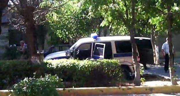 A patrol police UAZ van shelled in Magidov street in Khasavyurt. Photo: screenshot of the video https://www.youtube.com/watch?v=BI2XWHYRGiM&amp;t=5s