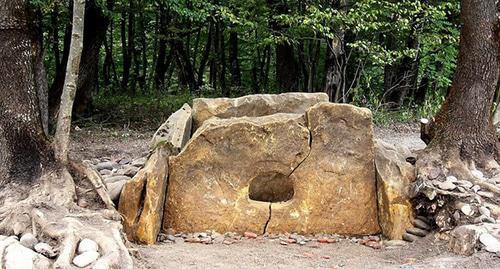 The dolmen "Hadjokh-4". Photo © Yuga.ru https://www.yuga.ru/news/388749/