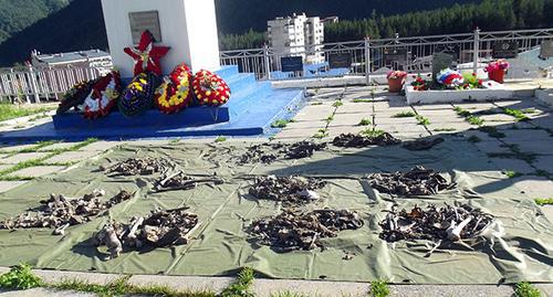 Remains of Soviet soldiers were delivered to the village of Terskol from the glacier Gara-Bashi. Photo http://kbrria.ru/obshchestvo/na-sklonah-elbrusa-naydeny-ostanki-sovetskih-soldat-20322