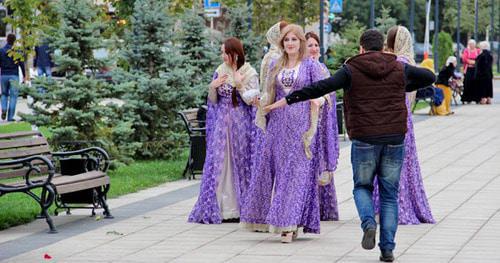 Girls in traditional clothing - long dresses (g1abli) on the Day of Chechen Woman. Grozny, September 21, 2014. Photo by Magomed Magomedov for "Caucasian Knot"