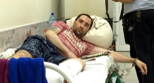 Alexander Batmanov at the hospital under police supervision. Photo: screenshot of the video https://www.svoboda.org/a/28614187.html