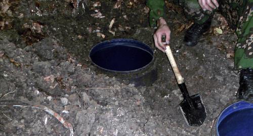 Weapons hideout. Photo: http://nac.gov.ru/kontrterroristicheskie-operacii/v-respublike-ingushetiya-obnaruzheny-letnie.html