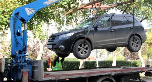 Impoundment of a car. Photo http://autoexpertnost.ru/kak-samostojatelno-uznat-ob-jevakuacii-transportnogo-sredstva/