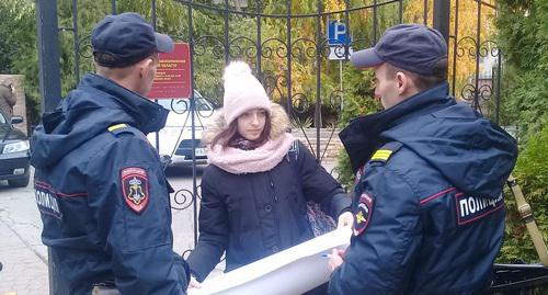 Two policemen checked Vera Inozemtseva's ID when she was holding solo picket, Astrakhan, October 25, 2017. Photo by Elena Grebenyuk for the Caucasian Knot. 
