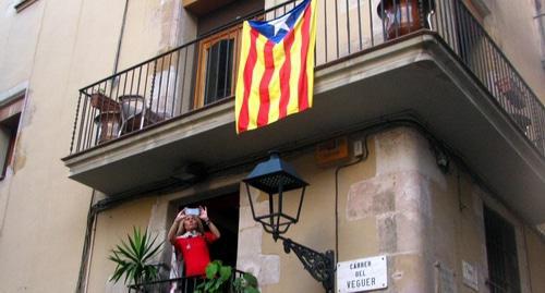 A flag of Catalonia hung over from a balcony of a house in the historical center of Barcelona. October 14, 2017. Photo by Yuliya Kasheta for the "Caucasian Knot"
