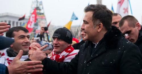 Mikhail Saakashvili greets the protesters of the anti-government rallies in Kiev. December 17, 2013. Photo https://ru.wikipedia.org/