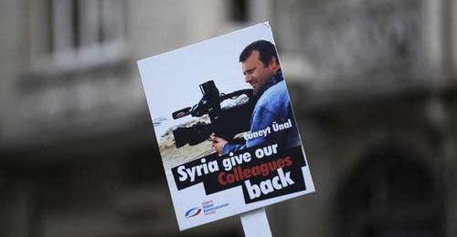 A poster with a demand to bring back journalist Cuneyt Unal who disappeared in Syria. Istanbul, September 4, 2012. Photo: REUTERS/Murad Sezer