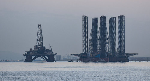 An oil platform. Photo © Sputnik / Murad Orujov http://sputnik.az/azerbaijan/20161215/408091933/Xezerde-novbeti-facie-bas-verib.html