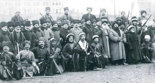 Supporters of Imam Gotsinsky who captured Temir-Khan-Shura (now Buynaksk) after1917 Revolution. Photo: http://kazachestvokavkaza.com/publ/vooruzhennoe_protivostojanie_v_terskoj_oblasti_zimoj_vesnoj_1918_goda_kak_predvestnik_grazhdanskoj_vojny_chast_2/1-1-0-86  