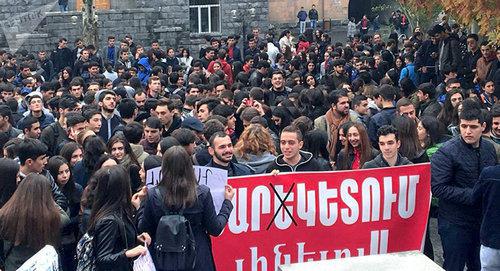 Students from the Yerevan State University go on protest rally. Photo: Sputnik/ Nelli Danielyan https://ru.armeniasputnik.am/society/20171107/9354125/studenty-egu-protestuyut-protiv-otmeny-otsrochki-ot-armii.html