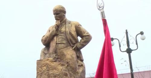 Lenin monument is returned to the pedestal in Beslan, November 7, 2017. Screenshot: http://alaniatv.ru/vesti/?id=26445