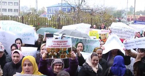 Grozny residents hold picket at the courthouse in Grozny. Screenshot: https://www.youtube.com/watch?v=q3_OmzqNQPo