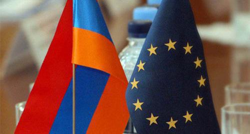 Flags of Armenia and the European Union. Photo http://vpoanalytics.com/2017/09/26/soglashenie-armenii-s-es-prostranstvo-neponimaniya-ili-koridor-vozmozhnostej/