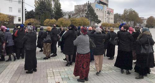 Victims of the fire at the Dagestani market "Dagelektromash" gathered at the protest action in the centre of Makhachkala. Photo by Patimat Makhmudova for the "Caucasian Knot"