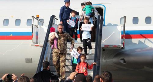 Passengers brought from Syria to Grozny on November 13. Photo: grozny-inform.ru