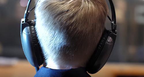 A child in the recording studio. Photo: screenshot of the video https://www.youtube.com/watch?v=hQcYPYj6PRU