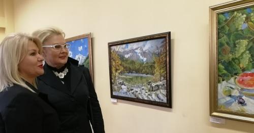 Visitors of the exhibition of the local artists' paintings in the Sochi Art Museum. November 17, 2017. Photo by Svetlana Kravchenko for the "Caucasian Knot"