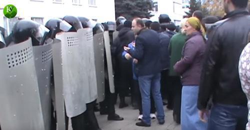 The residents of the Volny aul (village) demanded at the rally to meet with Arsen Alakaev, Mayor of Nalchik. October 31, 2017. Screenshot of the video by the "Caucasian Knot"