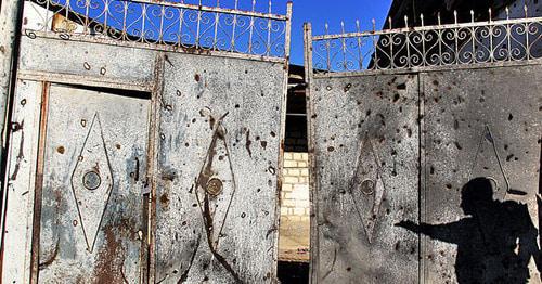 Gates of the house suffered from shelling. Photo by Famil Makhmudbeili for the Caucasian Knot. 