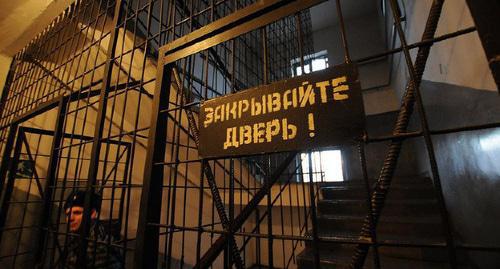 'Close the door!' sign in a prison. Photo: Elena Sineok, Yuga.ru, https://www.yuga.ru/news/423259/