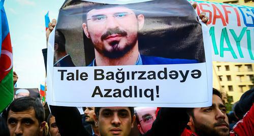 Rally participant holds portrait of Talekh Bagirzade with inscription: 'Freedom to Bagirzade!', Baku, October 28. 2017. Photo by Aziz Karimov for the Caucasian Knot. 