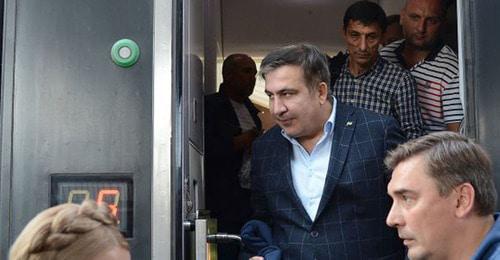 Mikhail Saakashvili (centre). Photo: © Sputnik / Alexey Vitvitsky https://ru.sputnik-news.ee/politics/20171024/7669734/misha-begi-kiev-poluchil-pravo-deportaciju-saakashvili.html