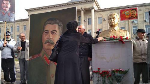 Rally in memory of Joseph Stalin in Gori, December 21, 2017. Photo: © Radio Tavisupleba/ Goga Aptsiauri. https://www.radiotavisupleba.ge/a/stalinis-dabadebis-dge-gorshi/28931395.html