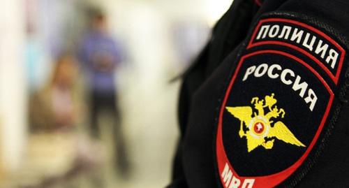 The emblem on the police uniform. Photo https://www.riadagestan.ru/news/investigation_and_courts/politseyskiy_v_derbente_poluchil_ranenie_pytayas_ostanovit_draku/