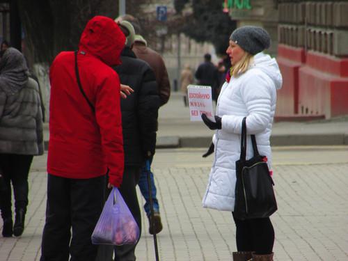Participant of solo picket in Volgograd. Photo by Vyacheslav Yaschenko for the Caucasian Knot. 