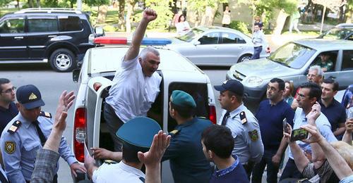 Afghan Mukhtarly near the court building in Baku, May 31, 2017. Photo: REUTERS/Aziz Karimov