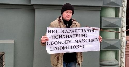 Alexei Tyurin holds solo picket in support of Maxim Panfilov. Photo by Elena Grebenyk for the Caucasian Knot. 
