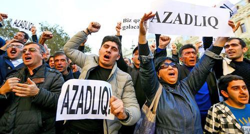 Activists of the Musavat political party are shouting "Freedom!" Photo by Aziz Karimov for the "Caucasian Knot"