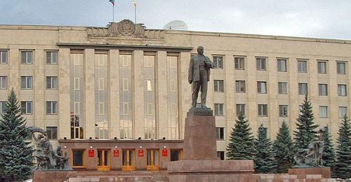 The city Mayoralty and Lenin's monument in Stavropol. Photo: kudinov_dm https://ru.wikipedia.org