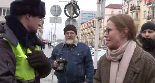 Ksenia Sobchak tells policeman about provocateurs. Screenshot of video https://www.youtube.com/watch?v=wb0r_QCeIbM&t=1784s